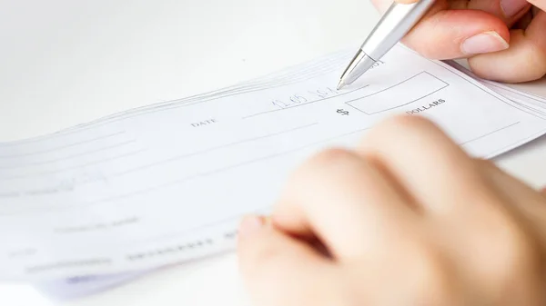Imagen de primer plano de la mujer escribiendo cheque bancario personal —  Fotos de Stock