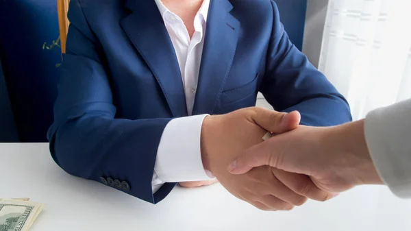 Közelkép kép személy üzletember kezet rázott a hivatalban, és amely ruhába — Stock Fotó