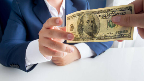 Образ лица, дающего взятку коррумпированному политику
