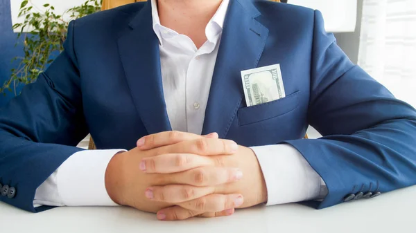 Büyük businessmans cep gösterilen para yığını portre fotoğrafı — Stok fotoğraf