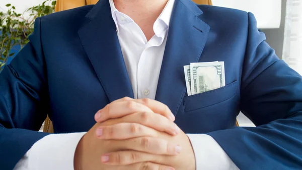 Närbild bild av stor bunt med pengar visar från businessmans jackficka — Stockfoto