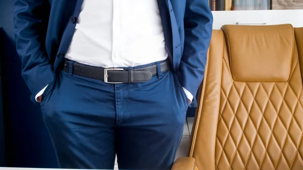 事務所に立っているとポケットに手を繋いでいるブルーのスーツのビジネスマンのクローズ アップ画像 — ストック写真