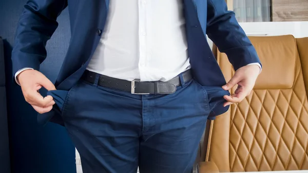 Nahaufnahme: Geschäftsmann leert versteckte Taschen im Büro — Stockfoto