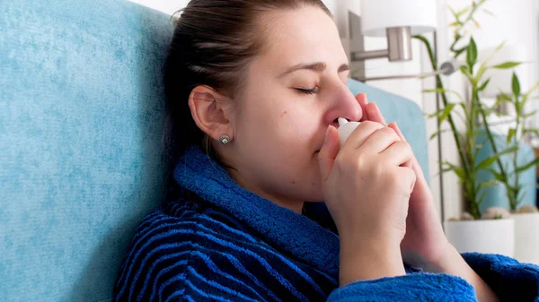 Ritratto ravvicinato di donna malata raffreddata con spray nasale per fermare la rinite — Foto Stock