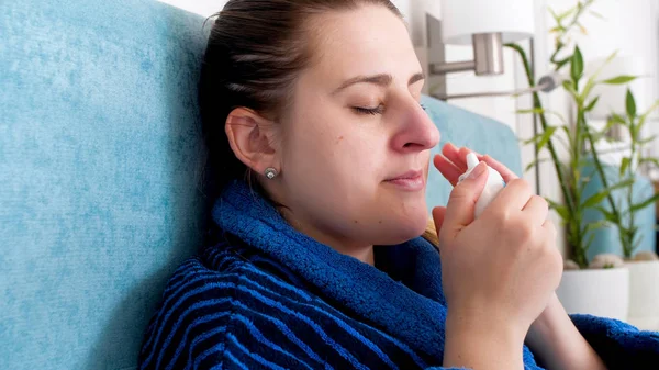 Retrato de mulher jovem que sofre de rinite usando spray nasal — Fotografia de Stock