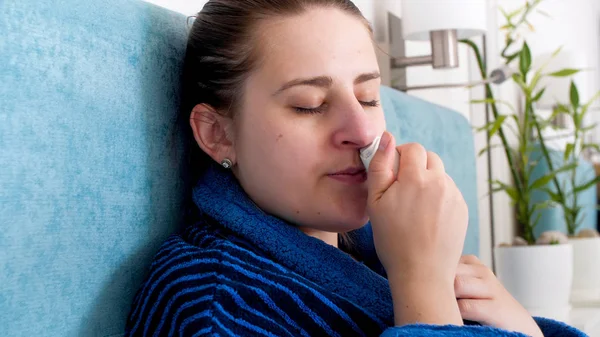 Retrato de mulher doente com corrimento nasal usando spray nasal para parar a rinite — Fotografia de Stock