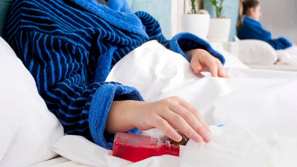 Imagen de primer plano de la mujer enferma de oyung descansando en la cama y sosteniendo muchos medicamentos — Foto de Stock