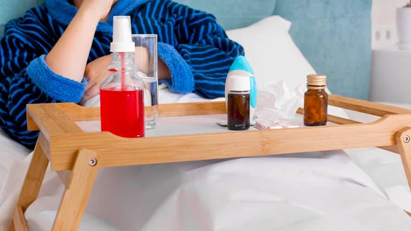 Portre resim birçok ilaç yatakta ahşap tepsi