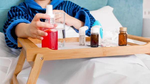 Yatakta Yatan Lots Ilaç Spreyler Kullanarak Hasta Genç Kadın Portre — Stok fotoğraf