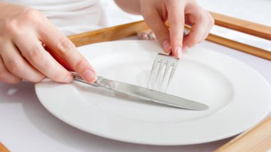 Kadın portre görüntü boş tabak üzerinde yiyecek bir şey var