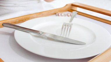 Portre resim boş yemeğin masada çatal ve bıçak