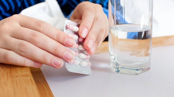 CLoseup image of female hands unpaking pills — Stock Photo, Image