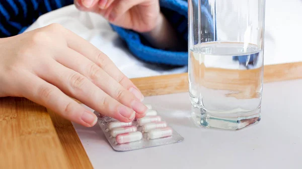 Foto Primer Plano Mujer Enferma Acostada Cama Sosteniendo Paquete Pastillas — Foto de Stock