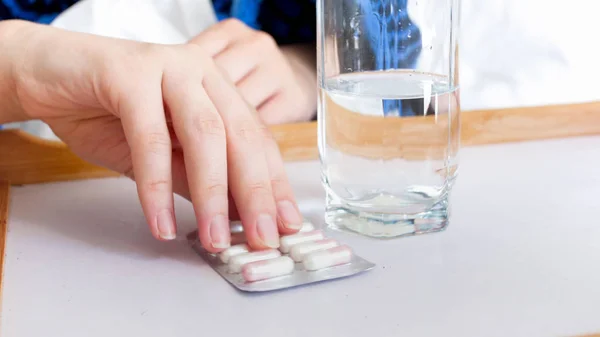 Imagen de primer plano de las píldoras de mano femeninas en blister — Foto de Stock