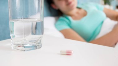 Portre resim su başucundaki ve pill