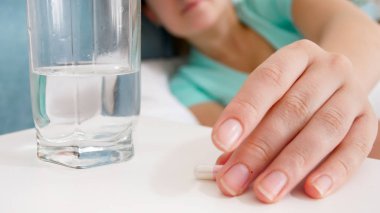 Portre resim kadın el ilacı masanın üzerinden yatak