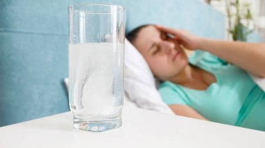 Bir bardak su başucundaki içinde eriterek aspirin ilaç portre resim