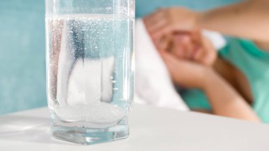 Portre resim bardak su içinde eriterek aspirin