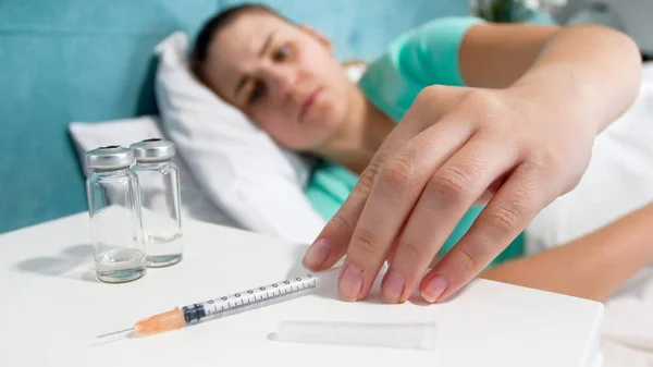 Close Beeld Van Jonge Zieke Vrouw Bedrijf Spuit Met Medicijnen — Stockfoto