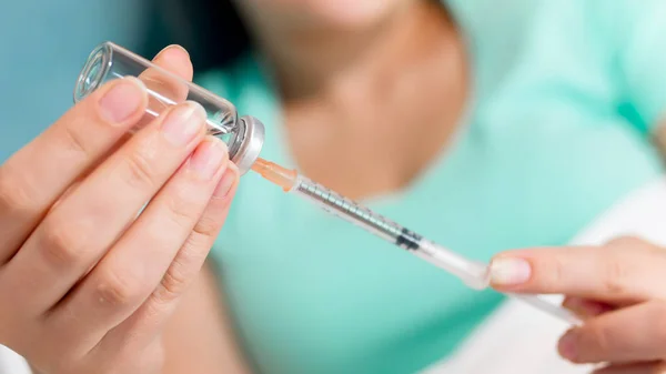 Close-up beeld van een jonge vrouw in bed liggen en spuit vullen met insuline — Stockfoto