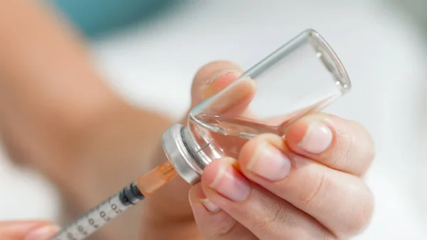 Macro bild av sprutans nål i ampull med läkemedel — Stockfoto