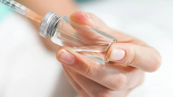 Macro image of female nurse preparing syringe for injection — Stock Photo, Image