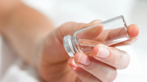 Imagem de close-up de enfermeira segurando ampola de vidro com medicação — Fotografia de Stock