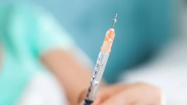 薬と注射針上における液滴のマクロ写真 — ストック写真