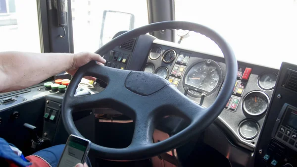 Foto de primer plano del conductor irresponsable del camión usando el teléfono inteligente mientras conduce —  Fotos de Stock