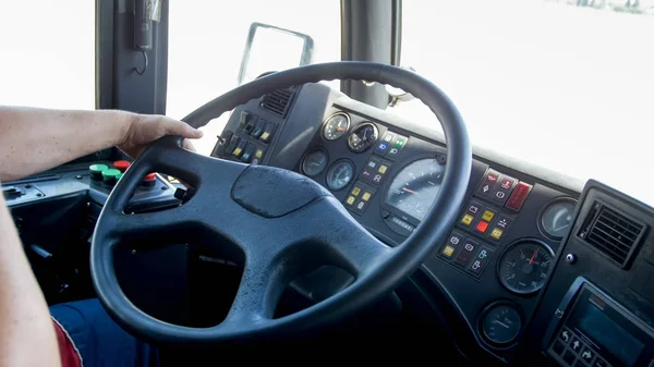 Primo piano foto di mani maschili sul volante durante la guida di autobus pubblici — Foto Stock