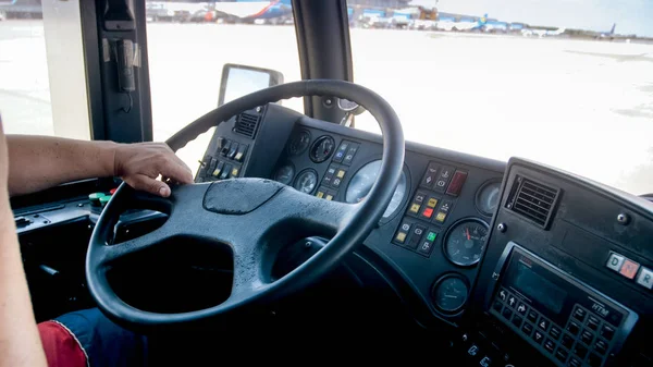 Imagen de primer plano de las manos masculinas en el volante mientras conduce un camión pesado grande — Foto de Stock
