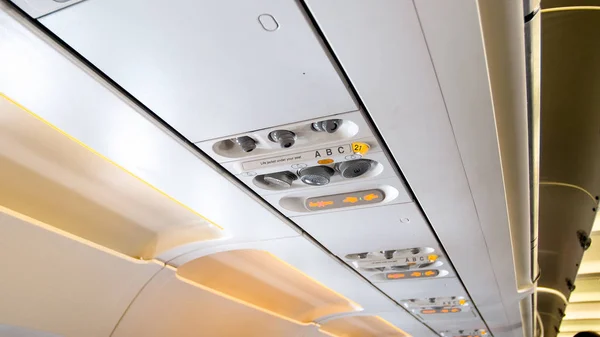 Imagen de primer plano del panel de control en el techo del avión de reacción de pasajeros —  Fotos de Stock