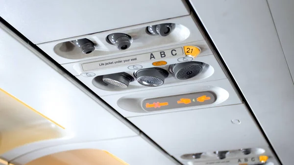 Close-up foto van knoppen en verlichting aan het plafond boven de pasenger stoel in vliegtuig — Stockfoto