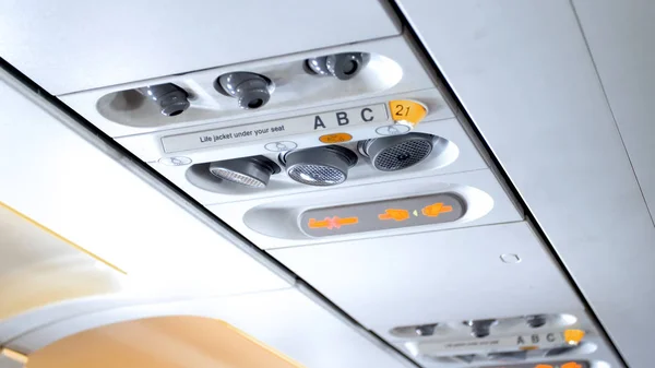 Κοντινό πλάνο εικόνα του πίνακα ελέγχου με σημάδια έκτακτης ανάγκης και κλιματιστικό σύστημα σε σύγχρονο αεροπλάνο — Φωτογραφία Αρχείου