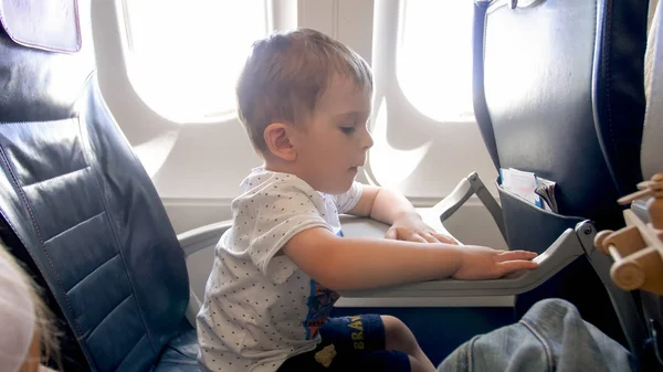 Toend retrato de lindo niño de 2 años sentado en el avión — Foto de Stock