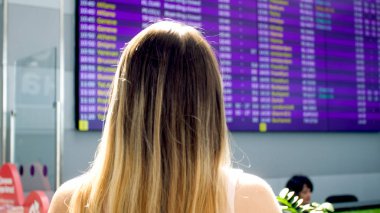 Arka görünüm portre resim genç kadının uçak uçuş süresi Havaalanı terminal büyük sergilenen arıyorsunuz