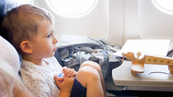 Retrato de niño lindo con miniatura de avión de madera durante el vuelo largo — Foto de Stock