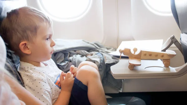 Oyuncak Ahşap Uçak Yolcu Koltuğunda Küçük Çocuk Fotoğrafı — Stok fotoğraf