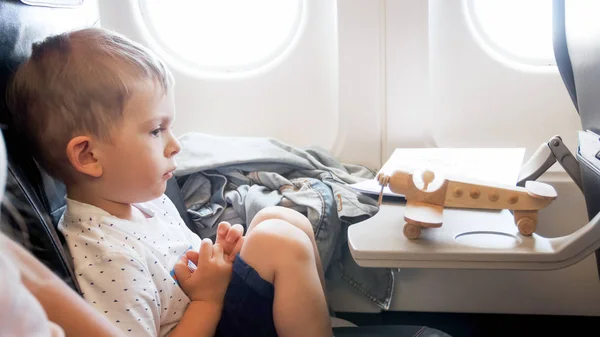 2 éves todler fiú játék fa repülőgép hosszú repülőút során portréja — Stock Fotó