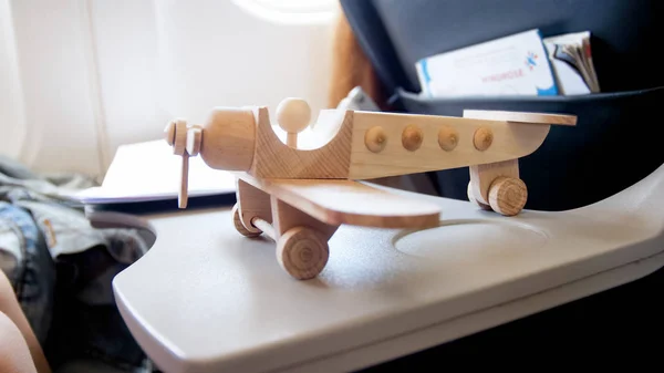 Imagen de primer plano del avión de juguete de madera en la mesa plegable en los aviones — Foto de Stock