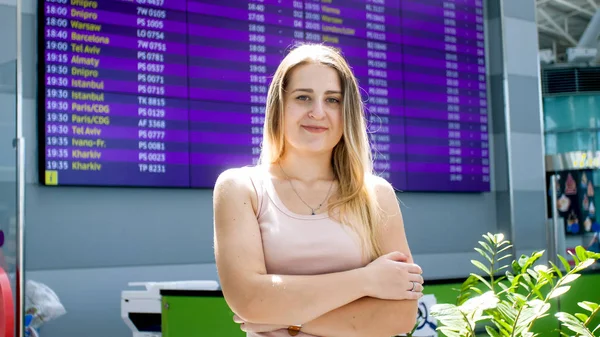 Retrato de bela mulher loira sorridente em pé no terminal do aeroporto internacional — Fotografia de Stock