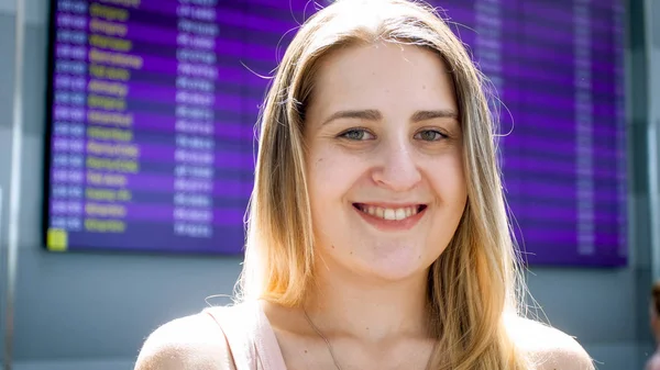 Retrato de feliz sorridente turista posando no terminal do aeroporto internacional — Fotografia de Stock