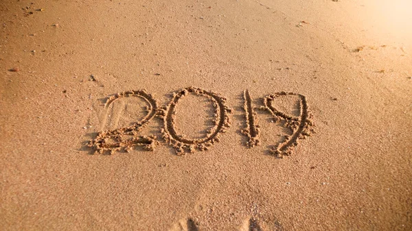 2019 nytt år skrivet på våt sand på Ocean Beach. Begreppet vintersemester, jul och turism — Stockfoto