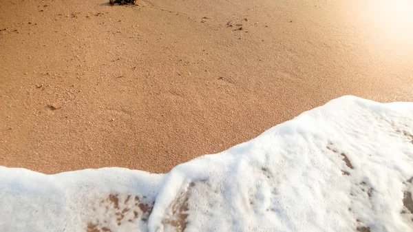 Hermosa imagen de ola de mar con espuma blanca rodando sobre arena dorada en la playa del océano . —  Fotos de Stock