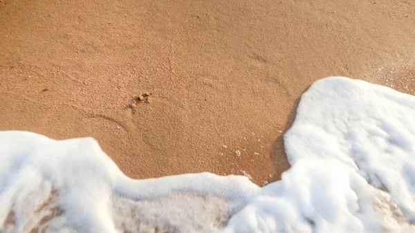 Imagen de cerca de las olas del océano rodando sobre la arena dorada perfecta en la playa de la isla —  Fotos de Stock