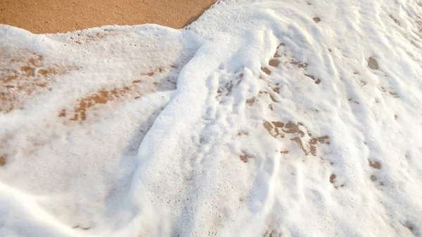 Imagem de close-up de espuma branca nas ondas do oceano rolando sobre a praia da ilha — Fotografia de Stock