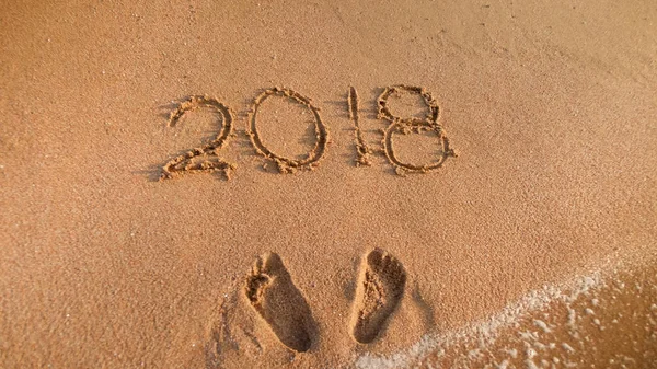 Närbild bild av 2018 nytt år skrivit på våta beach sand. Perfekta bilden att illustrera jul, Sportlov, resor och turism. — Stockfoto