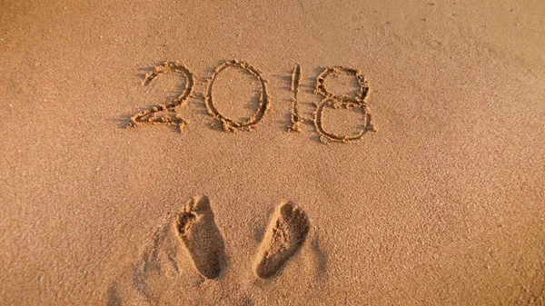 Närbild foto av 2018 nummer skrivna på Beach sand. Koncept för att fira och resa på sportlov. — Stockfoto