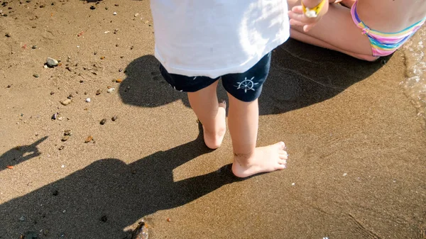 Zbliżenie strzał z Childs stóp na plaży morskiej — Zdjęcie stockowe