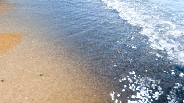 Abstract wazig beeld van blauwe zee golven op het strand — Stockfoto